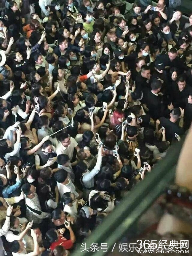 杨洋现身机场，接机粉丝可谓“人山人海”