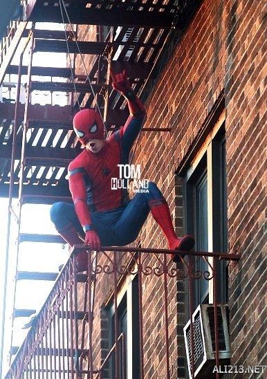 《蜘蛛侠：归来》新片场照 小蜘蛛身穿新战衣飞檐走壁