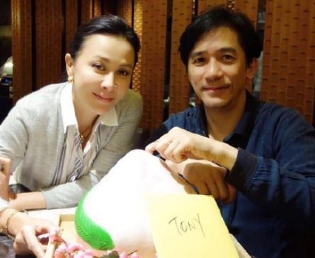 15岁辍学打工，红过周星驰演技超刘德华，8次得影帝，今仍拍戏