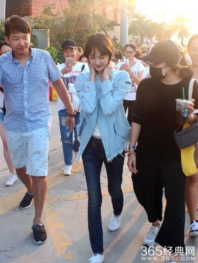 娜扎机场无人识竟找托扮亲切？就这人气还好意思跟郑爽比？