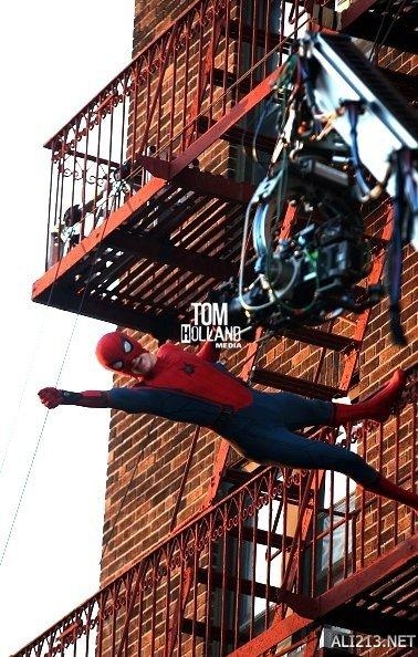 《蜘蛛侠：归来》新片场照 小蜘蛛身穿新战衣飞檐走壁