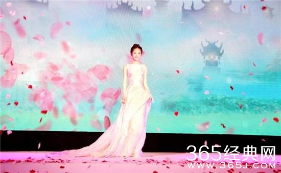 小脚硬穿大鞋 心疼赵丽颖的小脚丫