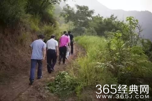 深山女孩上学愁 民警冒雨解烦忧