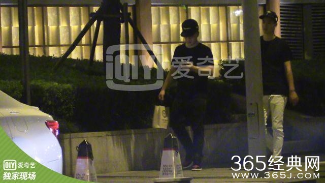 超能大星探：释小龙恋情疑曝光 与女子亲密搂腰同回酒店