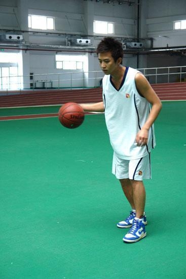 同样是打篮球，杨洋帅气逼人，他的姿势最销魂