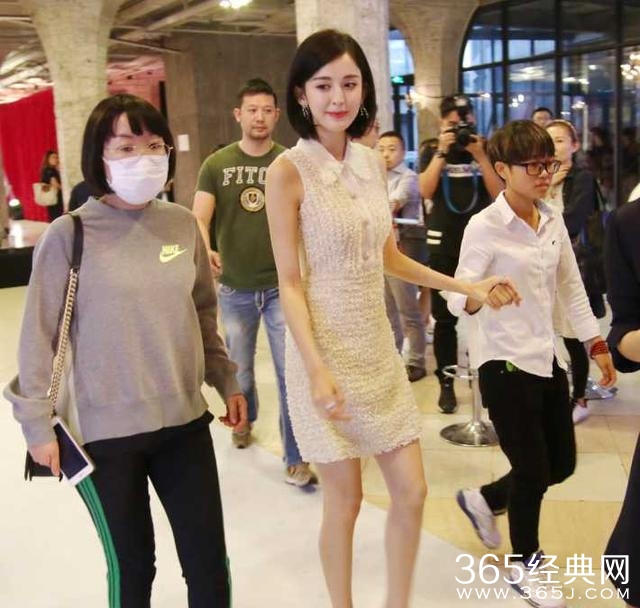 招黑没够？娜扎要这样走路，真要跟郑爽赵丽颖学学了