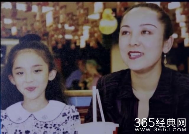 你看过当红小花们的中学照片吗？除了郑爽基本都是校花级别！