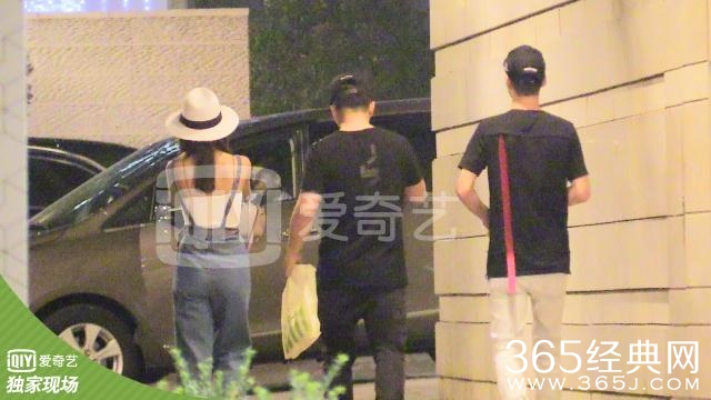 超能大星探：释小龙恋情疑曝光 与女子亲密搂腰同回酒店