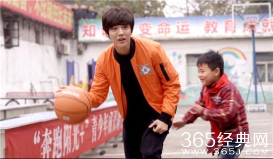 同样是打篮球，杨洋帅气逼人，他的姿势最销魂