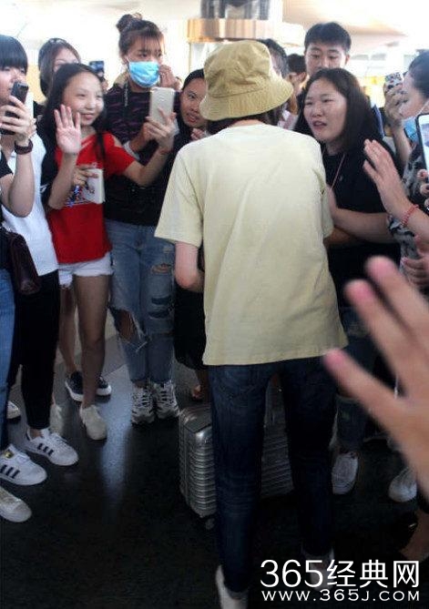 娜扎机场无人识竟找托扮亲切？就这人气还好意思跟郑爽比？