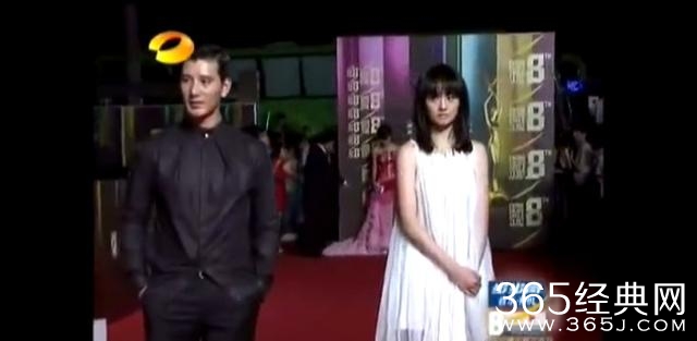 郑爽成名前走红毯完全黑脸不理同伴，果然任性小公主成名