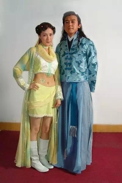 两句话来概括今年暑假档电视剧： 别低头，假发会掉，别流泪，美瞳会爆