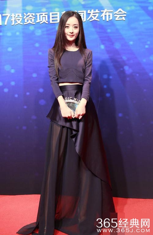 小脚硬穿大鞋 心疼赵丽颖的小脚丫