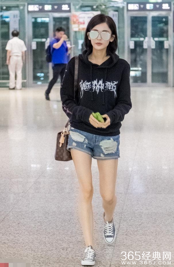 娜扎机场无人识竟找托扮亲切？就这人气还好意思跟郑爽比？