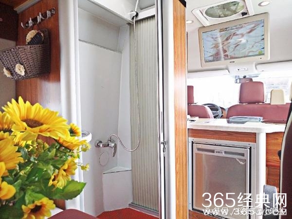 郑爽房车遭粉丝围观拍照     网友：女神的座驾真壕啊