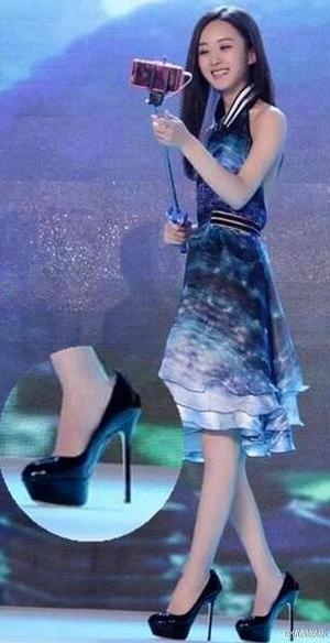 说好的赵丽颖《金星秀》换成了刘嘉玲，网友：没找到合适的鞋子？