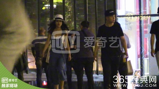 超能大星探：释小龙恋情疑曝光 与女子亲密搂腰同回酒店