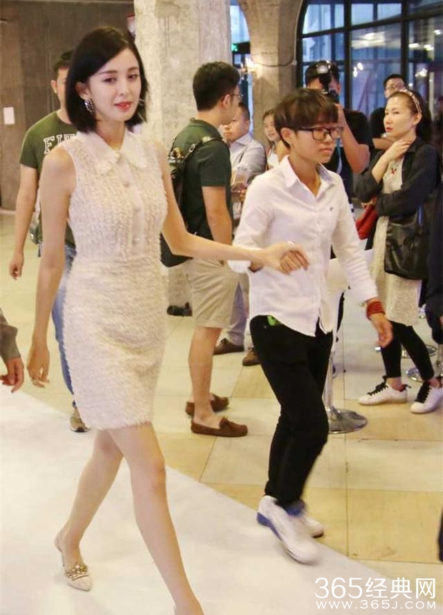 招黑没够？娜扎要这样走路，真要跟郑爽赵丽颖学学了