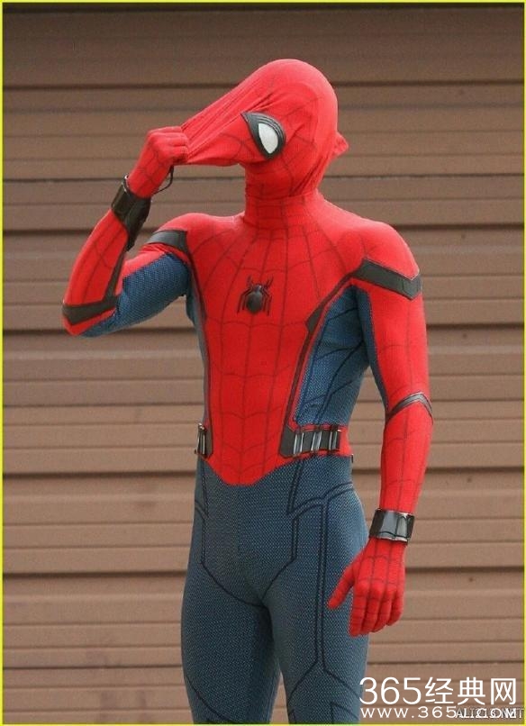 《蜘蛛侠：归来》新片场照 小蜘蛛身穿新战衣飞檐走壁