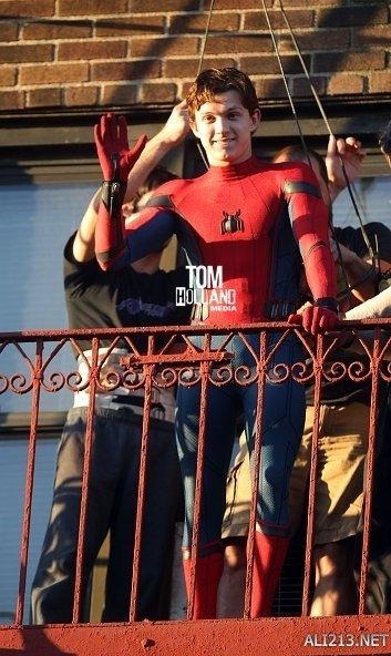 《蜘蛛侠：归来》新片场照 小蜘蛛身穿新战衣飞檐走壁