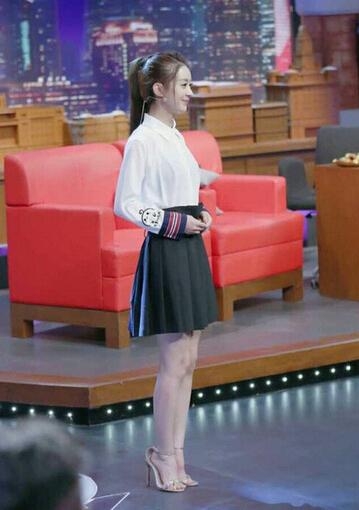 赵丽颖的鞋子为什么都大那么多，不会掉么？