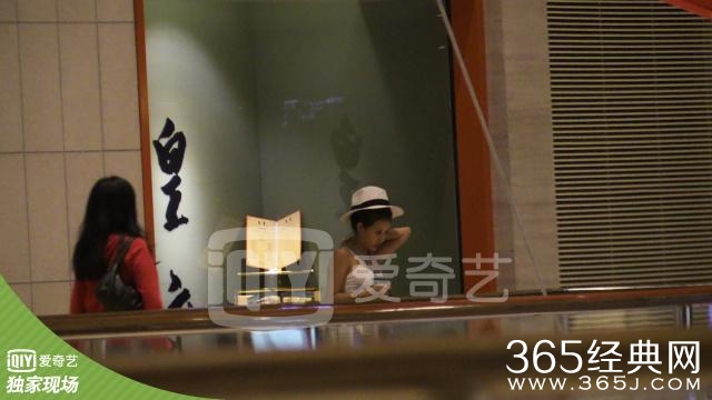 超能大星探：释小龙恋情疑曝光 与女子亲密搂腰同回酒店