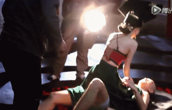 影视剧床戏吻戏幕后超尴尬 杨洋扑倒郑爽看着都疼赵丽颖快要冻僵