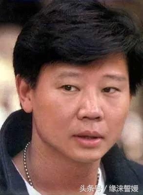 郭德纲昔日旧照曝光，年轻时帅过林俊杰