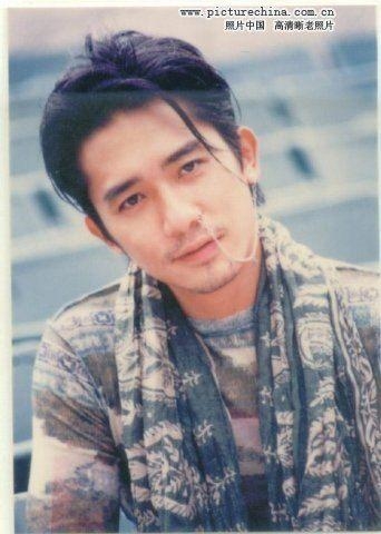 15岁辍学打工，红过周星驰演技超刘德华，8次得影帝，今仍拍戏