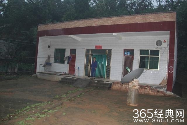 深山女孩上学愁 民警冒雨解烦忧