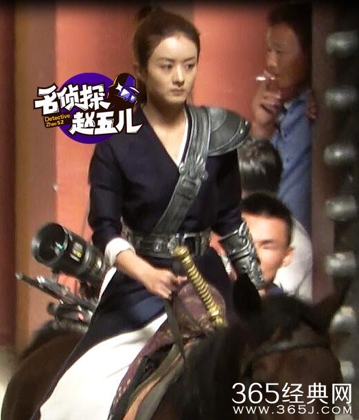 赵丽颖骑马披盔甲英气十足 表情严肃靠四名壮汉护驾