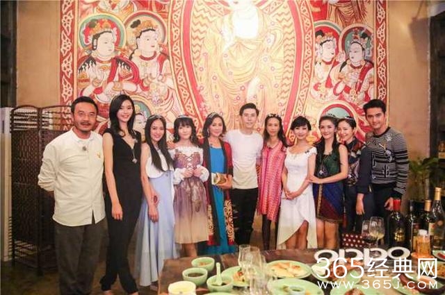 女神也有公主梦！刘嘉玲陈乔恩头戴皇冠美如画