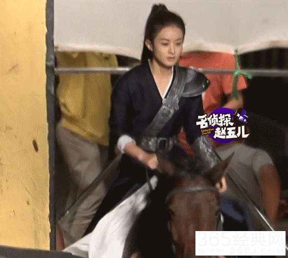 赵丽颖骑马披盔甲英气十足 表情严肃靠四名壮汉护驾