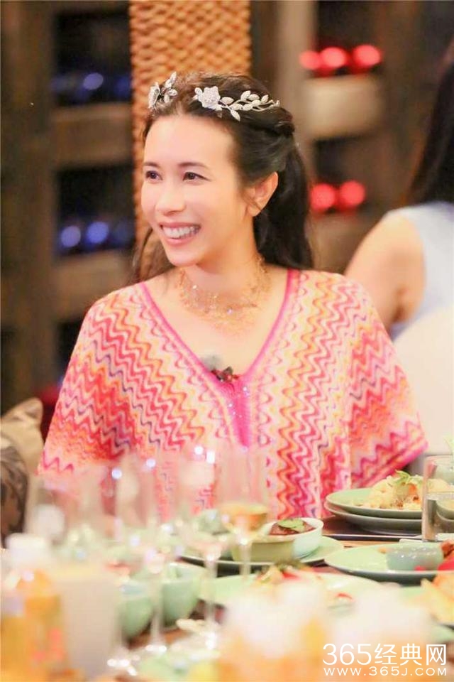 女神也有公主梦！刘嘉玲陈乔恩头戴皇冠美如画