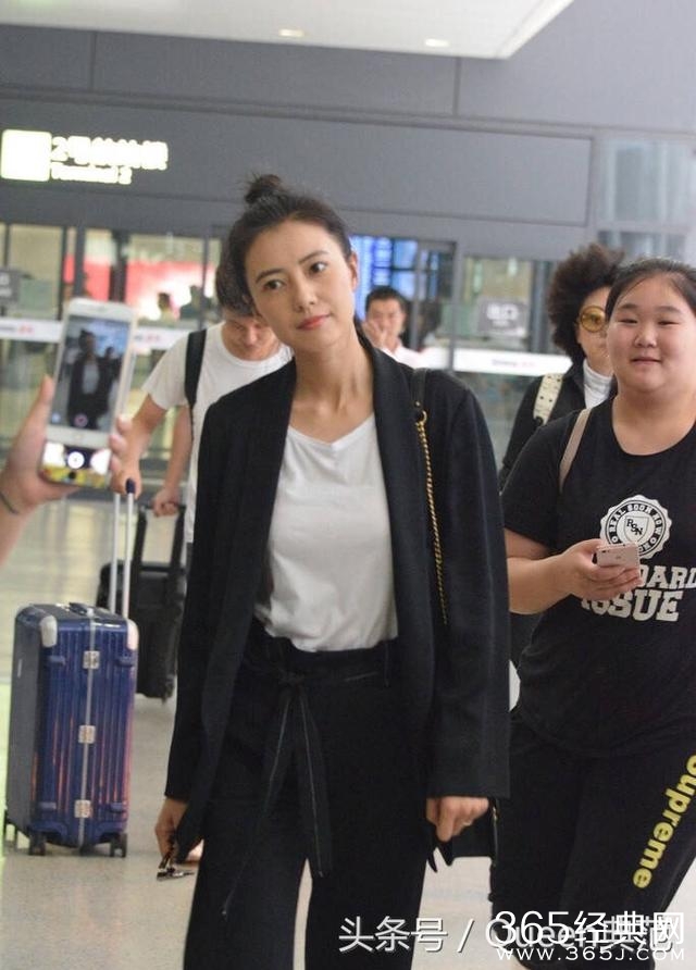 高圆圆素颜现身机场立刻被粉丝认出，笑容灿烂歪头卖萌！