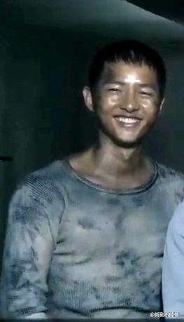 宋仲基新电影《军舰岛》造型首度曝光：满身油渍 反转斯文形像