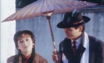 许文强之所以会爱上冯程程，不是一见钟情而是因为她