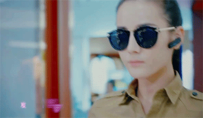 杨幂力捧的新人，片场耍大牌翻群演手机，神经质无心机全是假象？