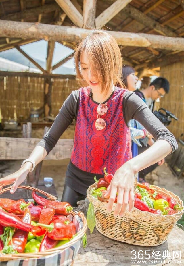 郑爽不仅戏演得好擀饺子皮更是一流！你们见过吗？