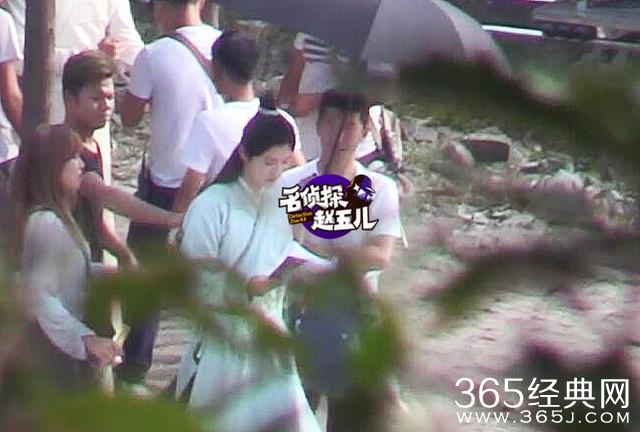 娜扎为鹿晗擦汗片场险走光 小鹿踢球贴心安慰摔倒队员