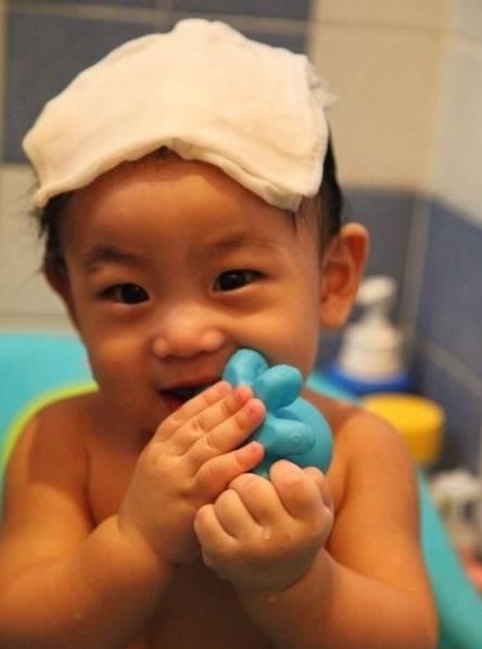 黄多多长成大美女 妹妹曝光好可爱，森碟的弟弟也炒鸡帅！明星二胎宝宝们你们是复制粘贴的啊？