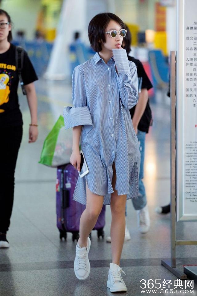 周冬雨机场不走寻常路 上半身玩性感 下半身偷穿爸爸鞋