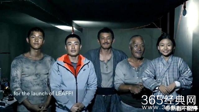 宋仲基新电影《军舰岛》造型首度曝光：满身油渍 反转斯文形像