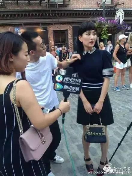 相比邓紫棋的穿着，更尴尬的是赵丽颖的脚和鞋子