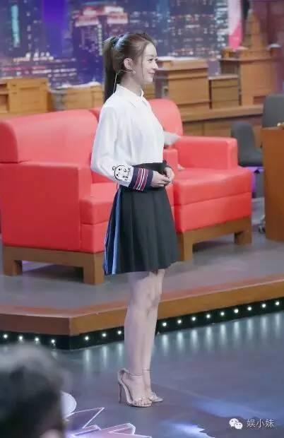 相比邓紫棋的穿着，更尴尬的是赵丽颖的脚和鞋子