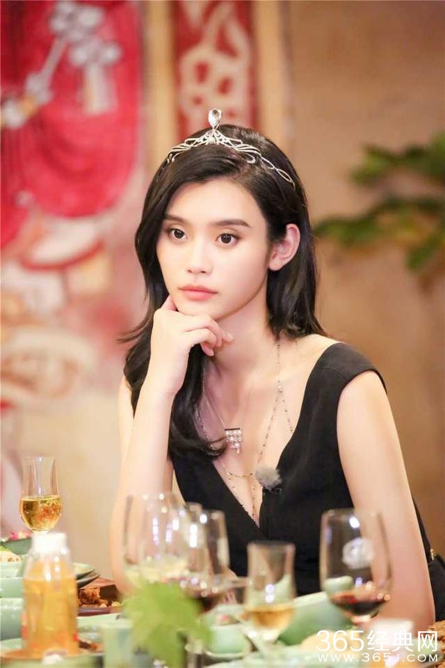 女神也有公主梦！刘嘉玲陈乔恩头戴皇冠美如画