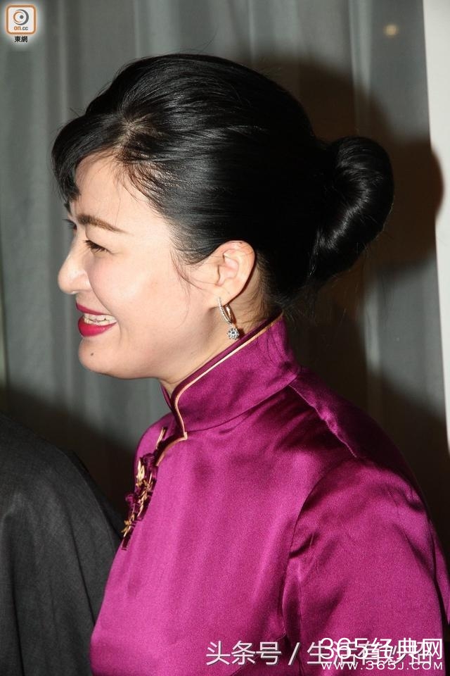 双儿终于嫁给法拉利之父，看到钻戒后，网友大呼：心疼