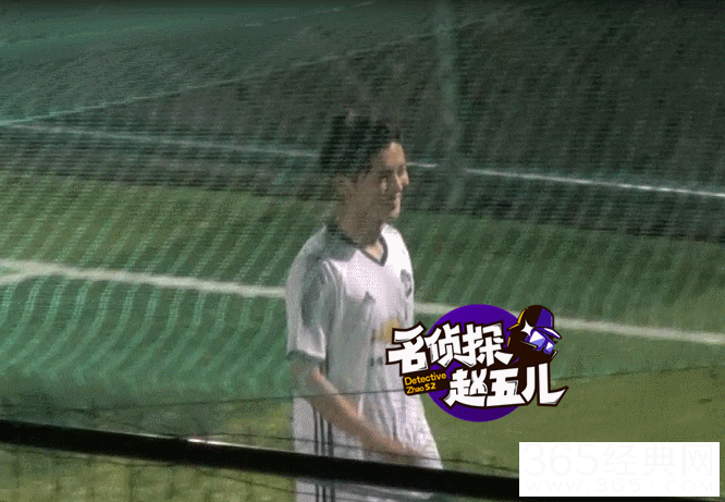 娜扎为鹿晗擦汗片场险走光 小鹿踢球贴心安慰摔倒队员