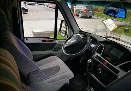 “霸屏女王”郑爽豪车曝光 车内装修布置如同五星级酒店 霸气