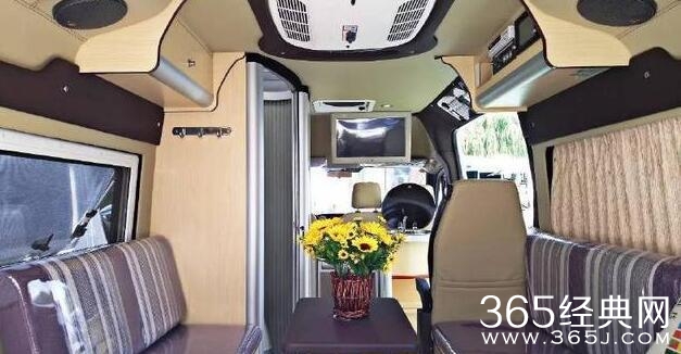 “霸屏女王”郑爽豪车曝光 车内装修布置如同五星级酒店 霸气